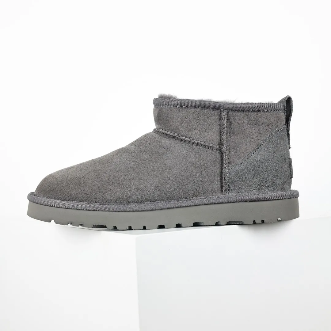 Pick up locally 💰480, core recommendation, good price UGG Classic MiNi basic low-top series, Xiaohongshu hot model, Henan Longfeng leather production, sheepskin integrated, top quality in the market, 2-3 cm cashmere insole, keeping warm in winter, suitable for home use. In the new year, uug launched a style series, which is partially biased towards the preferences of young consumers, and has also moved to the forefront of fashion trends. Shoe body material, water-repellent coated suede upper 17mm UGGPURE™ implanted wool insole Lightweight non-slip comfortable rubber outsole With brand LOGO Trademark Comes with full packaging Size: 35 36 37 38 39 40